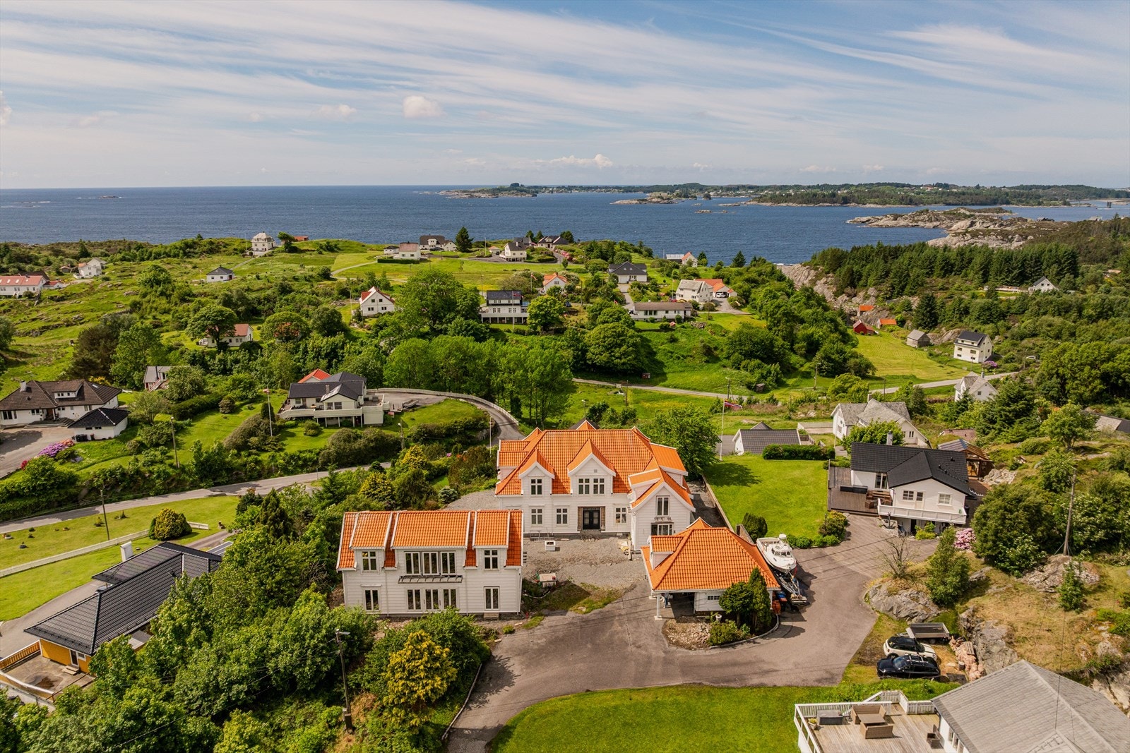 Eiendommen ligger på høydedrag med vidstrakt utsikt og svært gode solforhold fra tidlig morgen til sen kveld Galleribilde