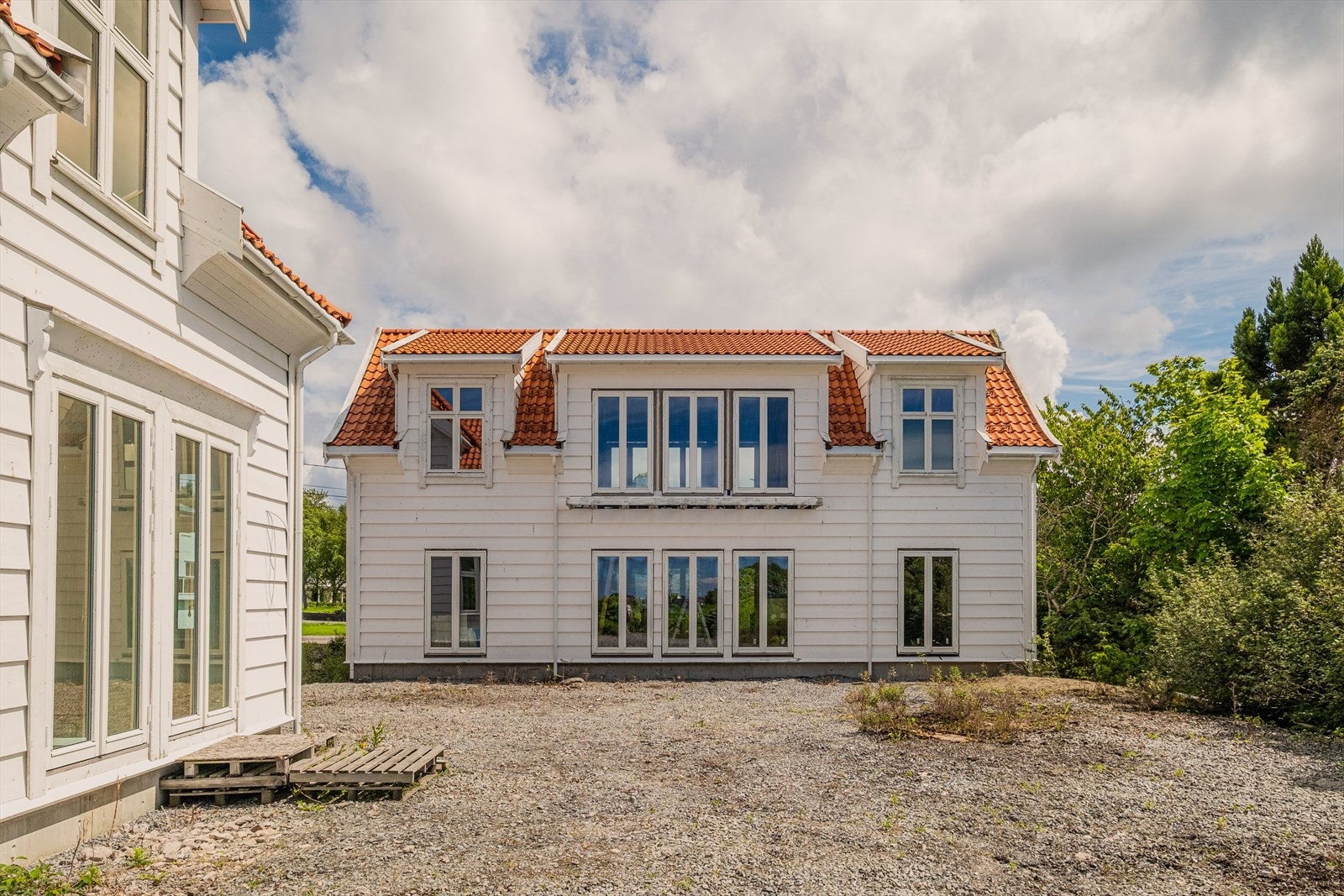 Anneks på 146 kvm over 2 plan som ligger skråstilt fra hovedhuset Galleribilde