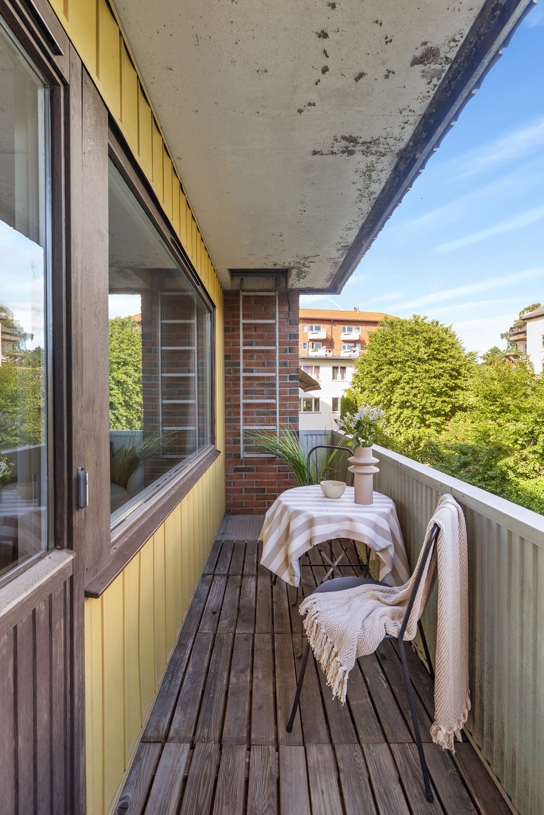 Her er det plass til både kafésett og rikelig med beplantning. Galleribilde