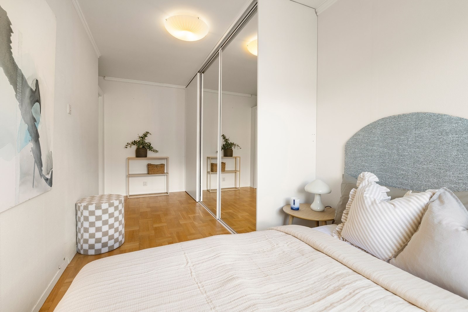 Det er rikelig med oppbevaringsplass i en romslig skyvedørsgarderobe. Galleribilde