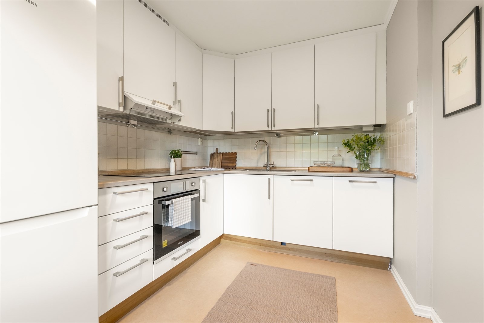 Det er integrert stekeovn, platetopp og oppvaskmaskin samt frittstående kjøleskap. Galleribilde