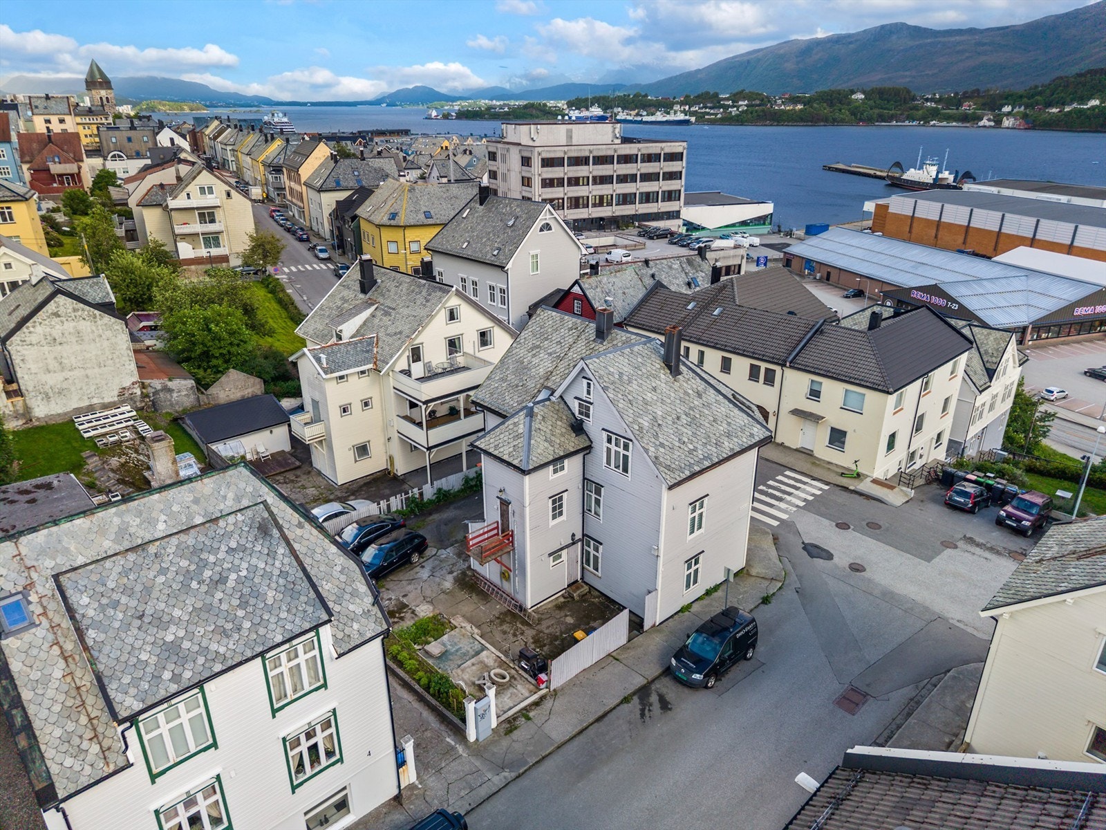 Rema 1000 og Kiwi i Nedre Strandgate ligger bare noen hundre meters gange fra eiendommen Galleribilde