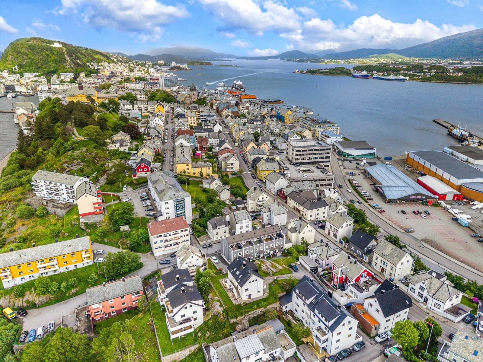 Inn til kjernen av bysentrum er det ca 10 minutters gange. Storhaugen til venstre i bildet er et lite, men trivelig parkområde med utsiktspunkt Galleribilde