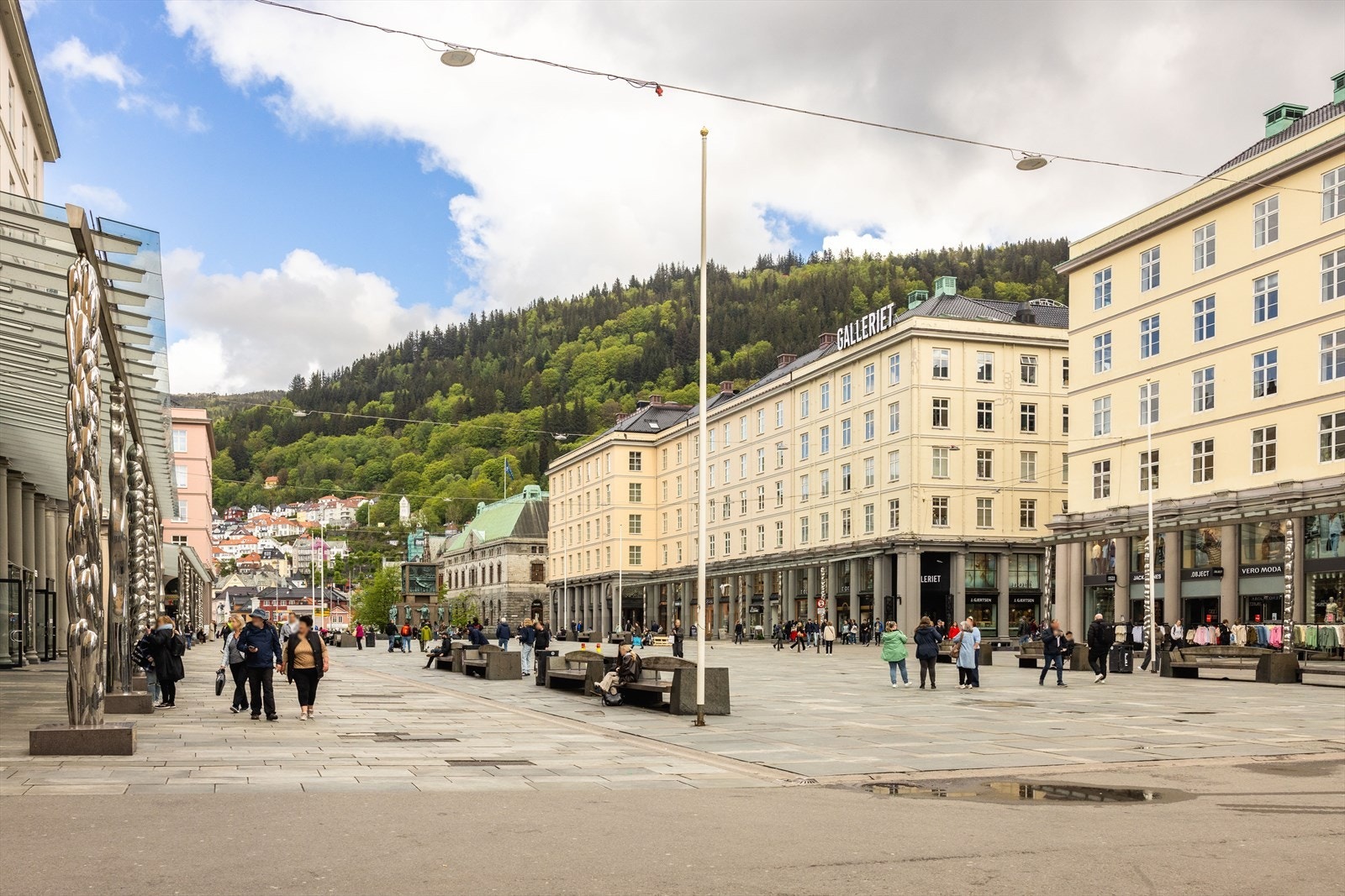 Shopping og servicetilbud på Torgallmenningen og Bergen Storsenter er lett tilgjengelig. Galleribilde