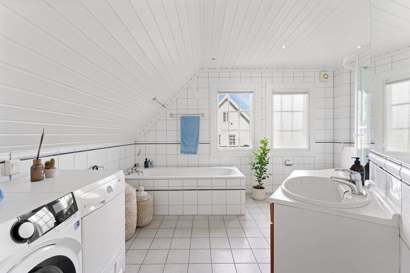 Himling med panel og downlights, samt mekanisk avtrekksvifte i veggen. Galleribilde