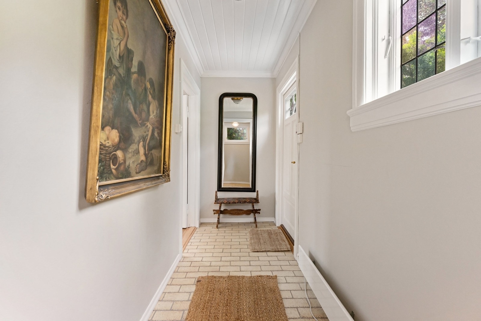 Entréen leder inn til den romslige hallen og videre inn i boligen. Galleribilde