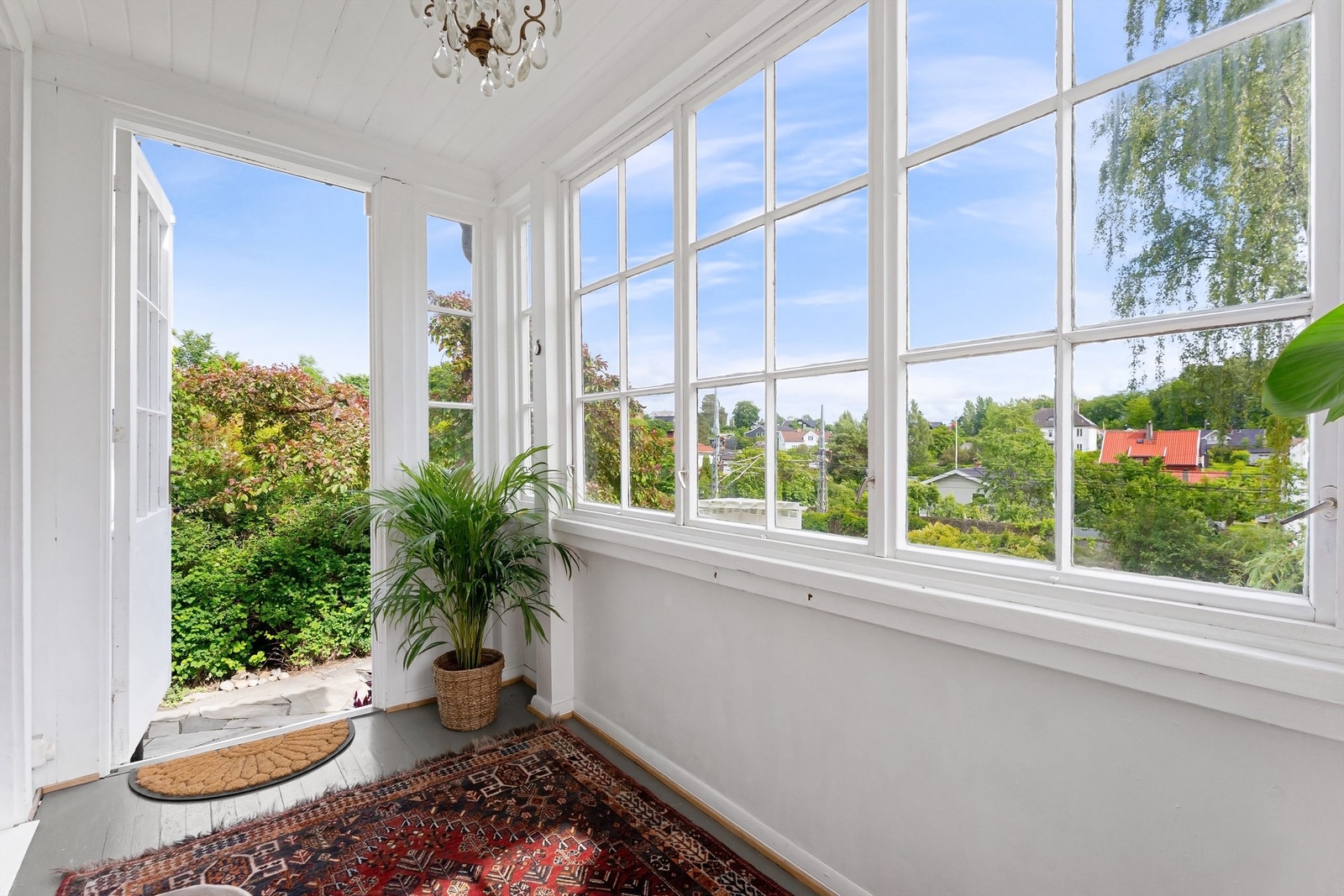 Fra den innglassede verandaen er det direkte utgang til terrassen og hagen. Galleribilde