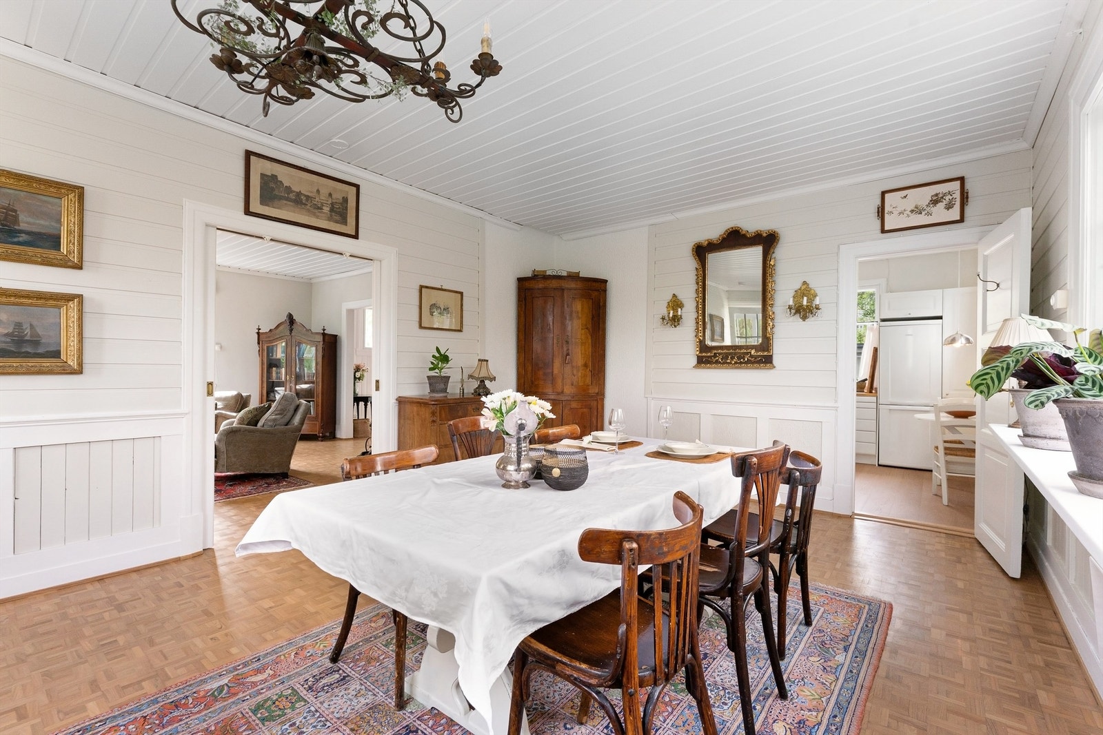 Spisestuen har god plass til langbord og ligger praktisk til i tilknytning til kjøkkenet. Galleribilde