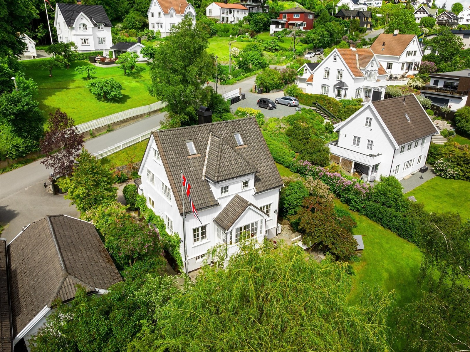 Oversikt over eiendommen med bolighus og garasje. Galleribilde