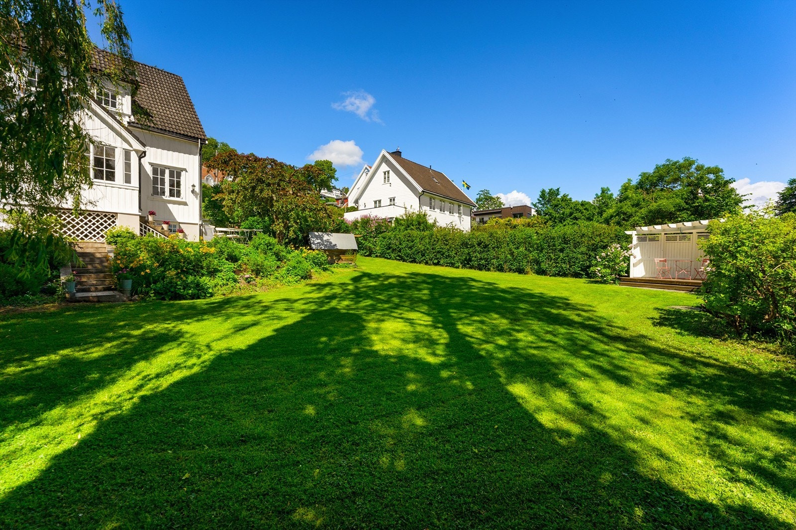 Den store, private hagen gir rikelig med plass for lek og aktiviteter for hele familien. Galleribilde