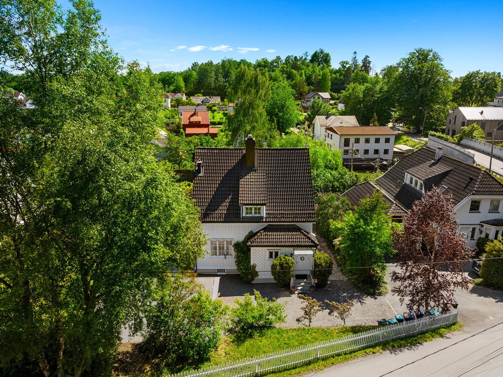 Marstranderveien er en rolig og tilbaketrukket gate i et populært villastrøk på Jar. Galleribilde