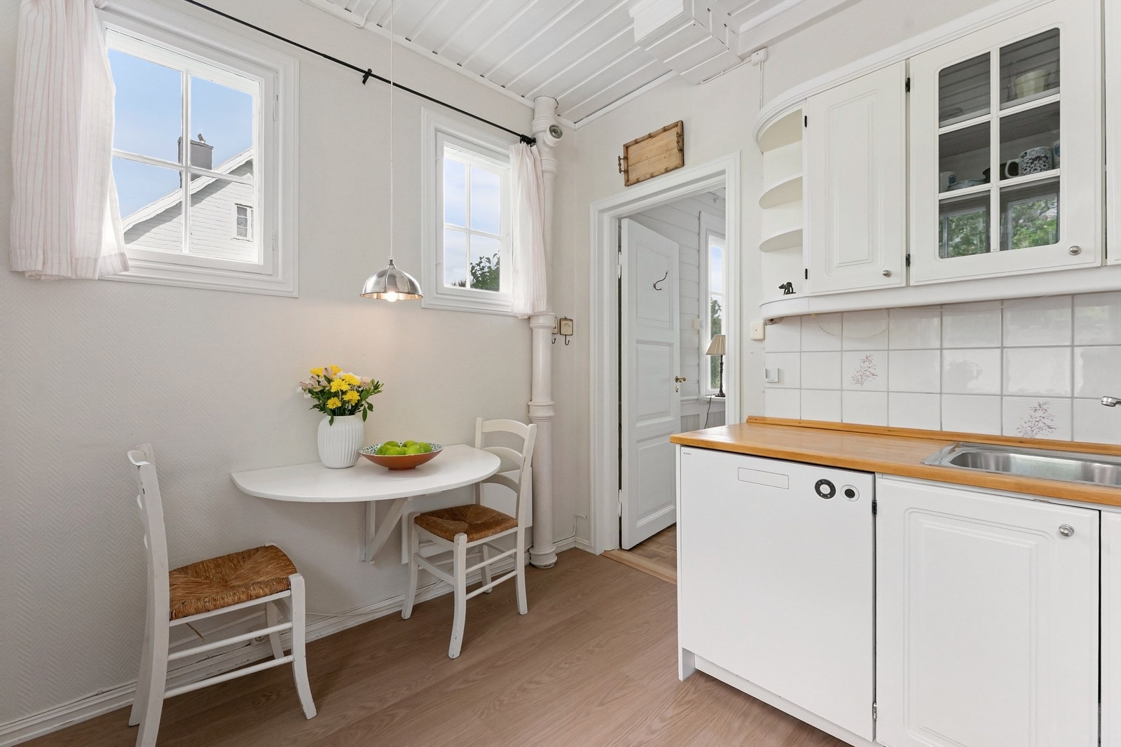 Kjøkkenet har vinyllaminat på gulvet og panel i himlingen. Galleribilde