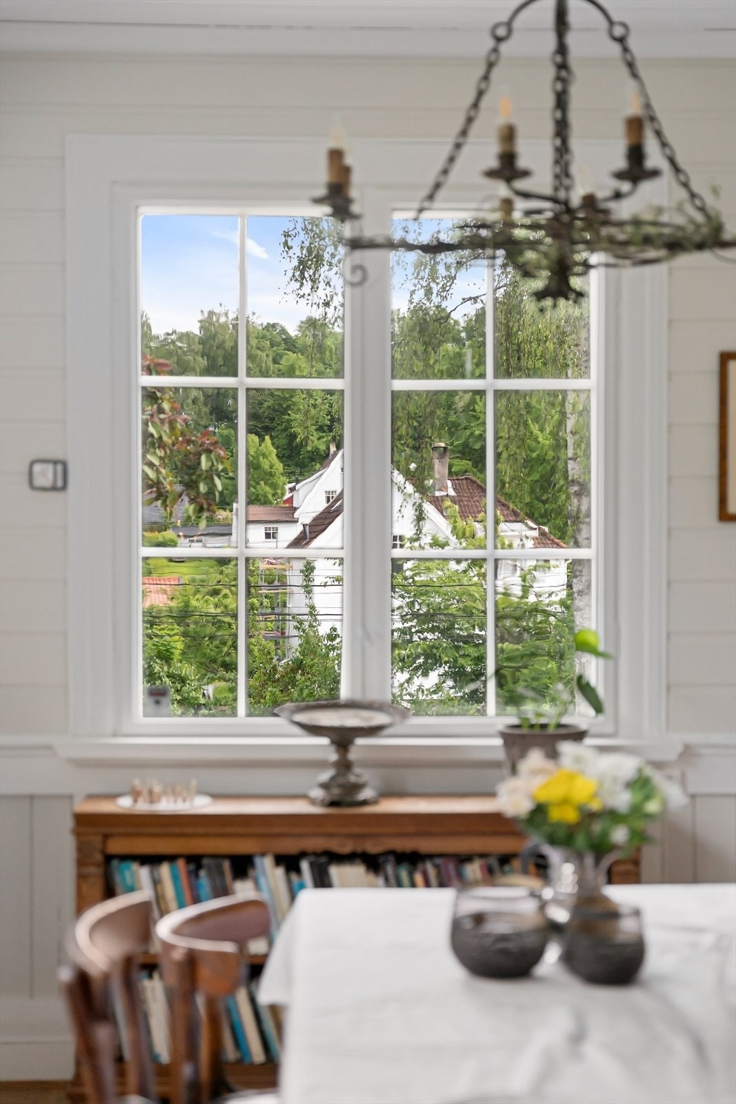 Utsikt fra spisestuen mot det etablerte nabolaget. Galleribilde