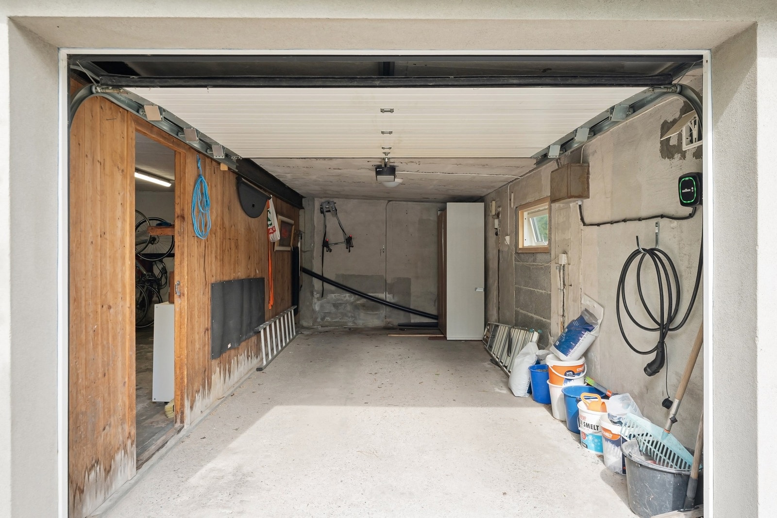 Frittstående garasje med installert elbillader. Galleribilde