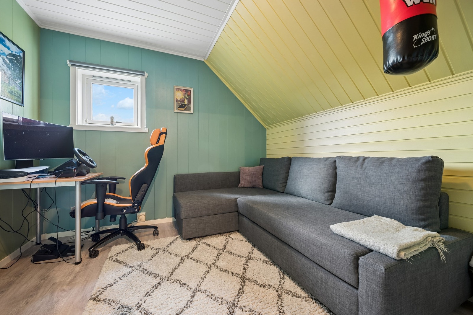 Oppholdsrom på loftet som kan brukes som TV-stue eller kontor. Galleribilde