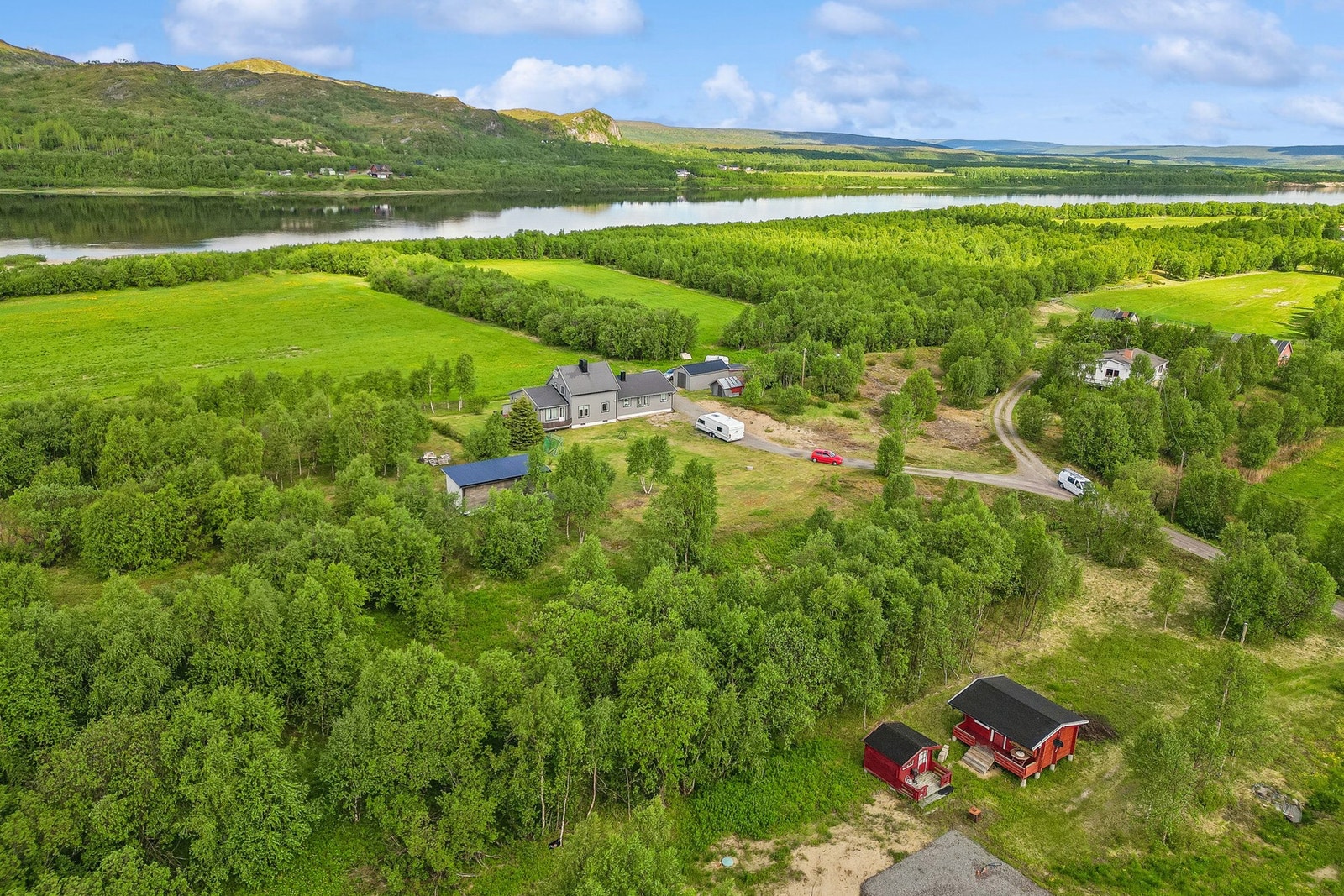 Landlig beliggenhet med skog og dyrket mark. Galleribilde