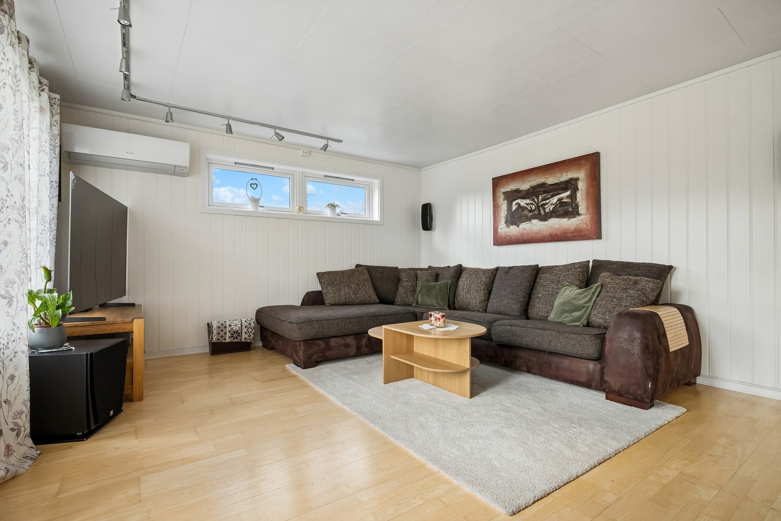En av boligens stuer, med plass til en romslig sofagruppe. Galleribilde