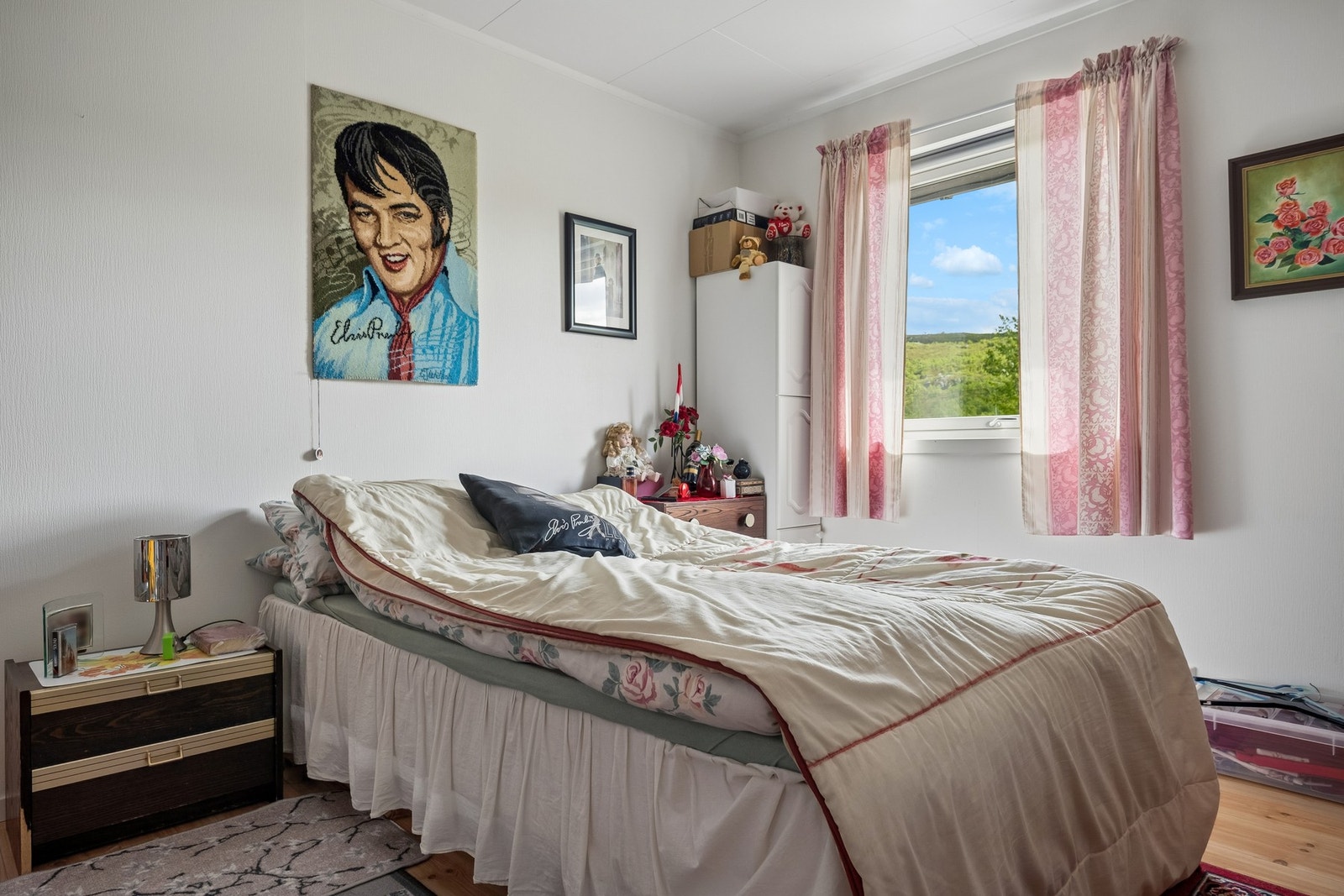 Soverom i utleiedelen med plass til seng og oppbevaring. Galleribilde
