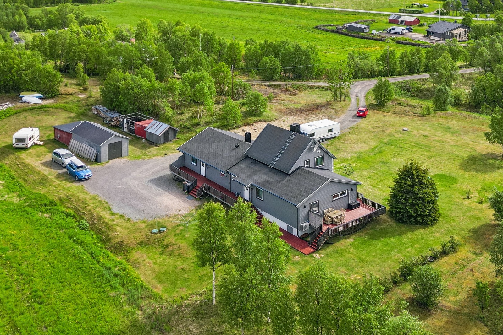 Oversiktsbilde som viser boligen og uthusene. Galleribilde
