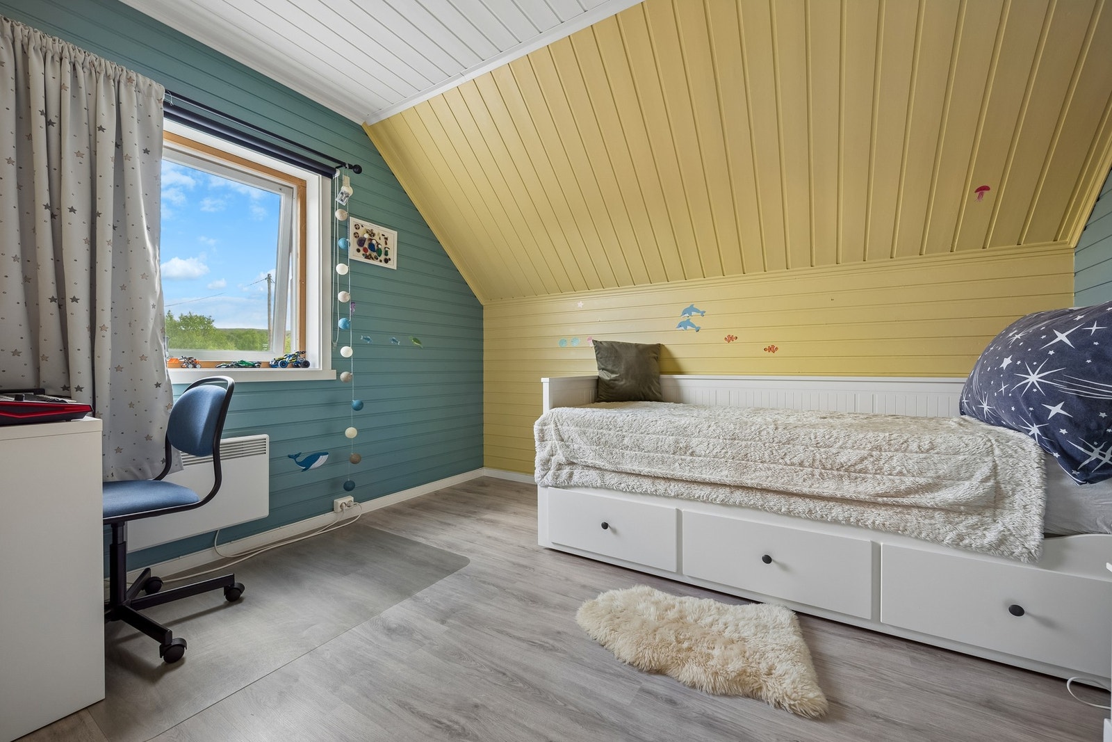 Lyst soverom med plass til seng og skrivepult. Galleribilde