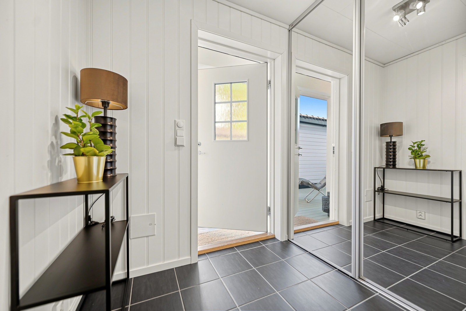 Entré med skyvedørsgarderobe Galleribilde