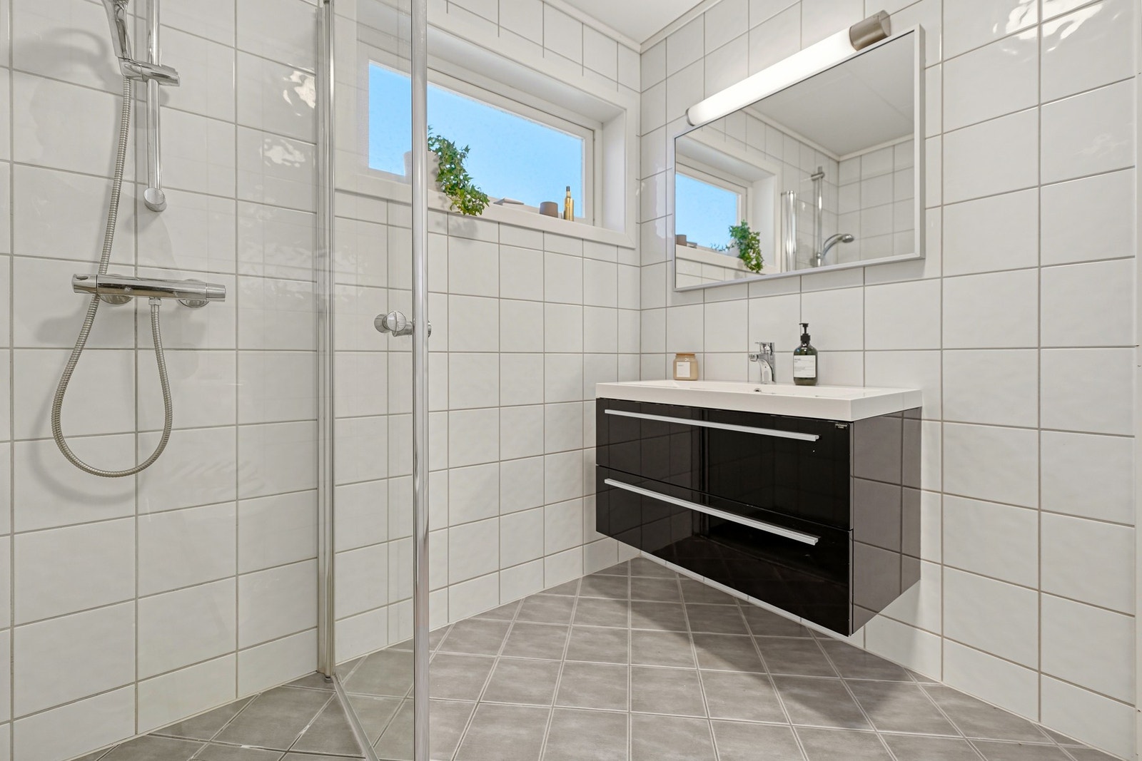 Masterbadet har dus, toalett, baderomsinnreding og gulvvarme Galleribilde