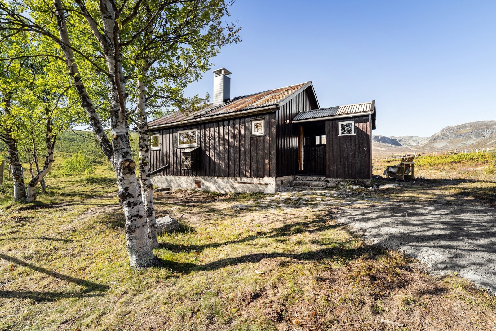 Hytta har en naturskjønn tomt. Galleribilde