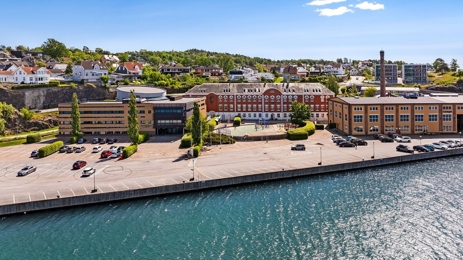 Litt lengre unna finner du Framnes brygge hvor du har E2 treningssenter og Skagerak International school. Galleribilde