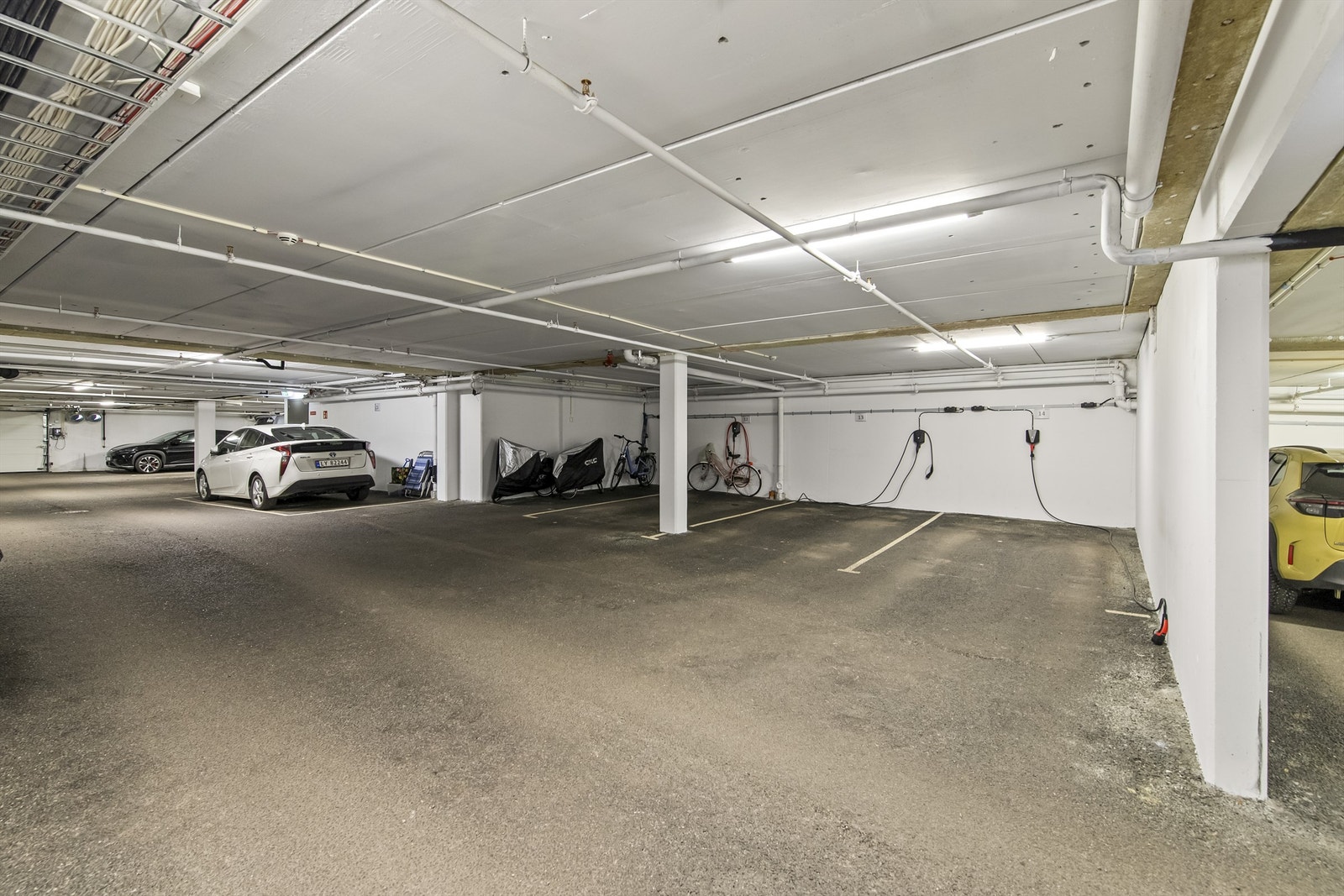 Leiligheten har parkeringsplass nr. 14 ( helt til høyre i bildet ) Galleribilde