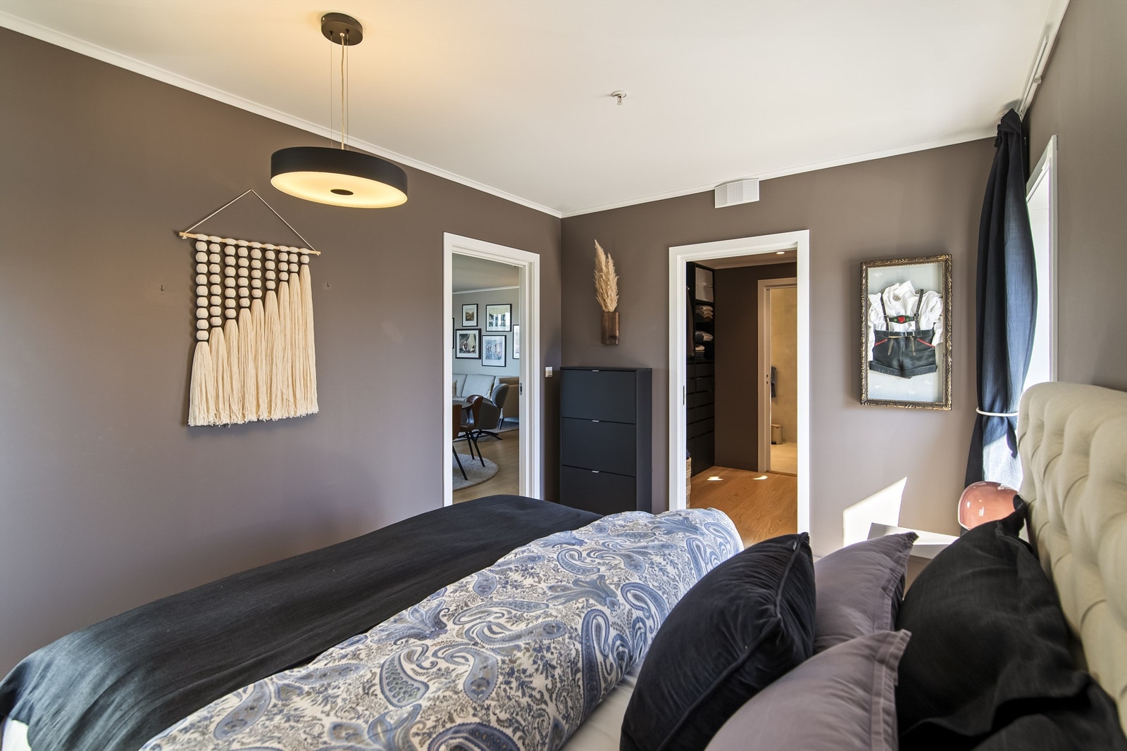 Fra hovedsoverommet har du egen walk-in closet Galleribilde
