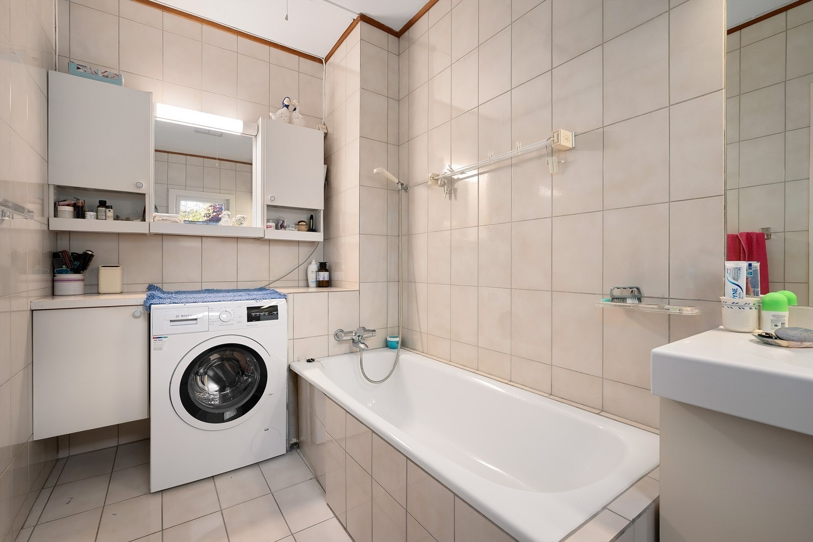 Praktisk en -suite bad fra hovedsoverommet. Innredet med badekar. Galleribilde
