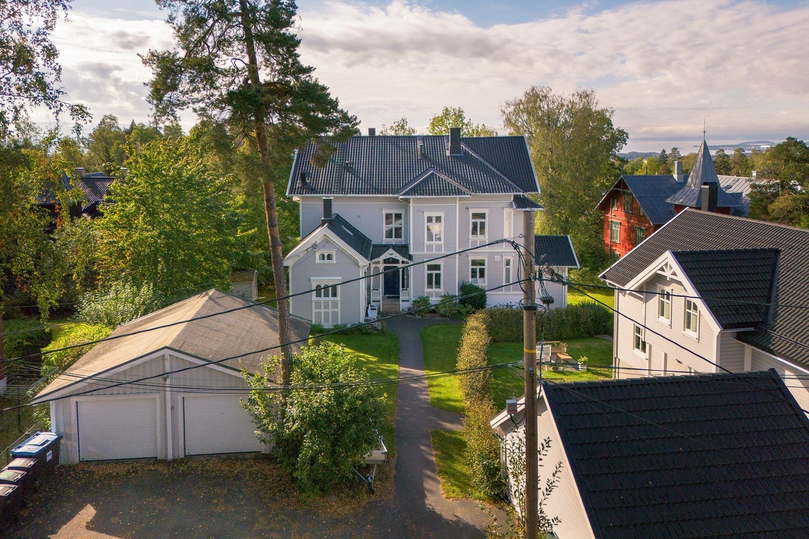 Dobbeltgarasjen medfølger eiendommen Galleribilde