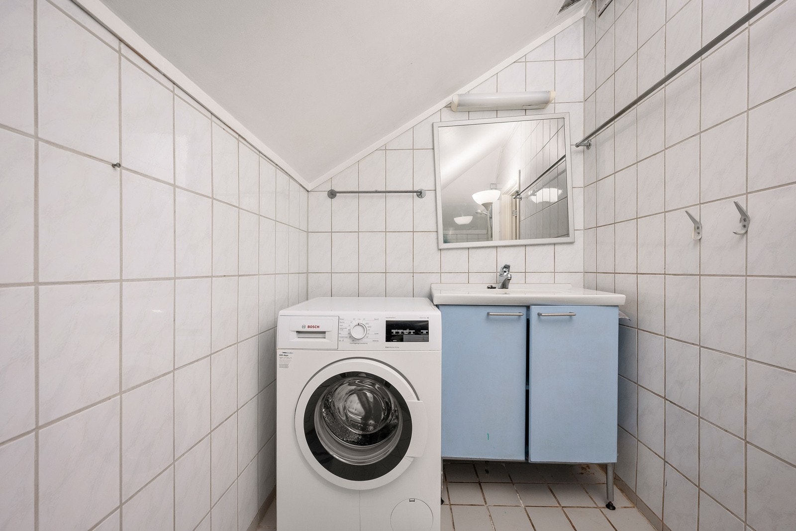 Badet i 3. etasje. Baderomsinnredningen er byttet ut med en ny. Vaskemaskinen følger med Galleribilde
