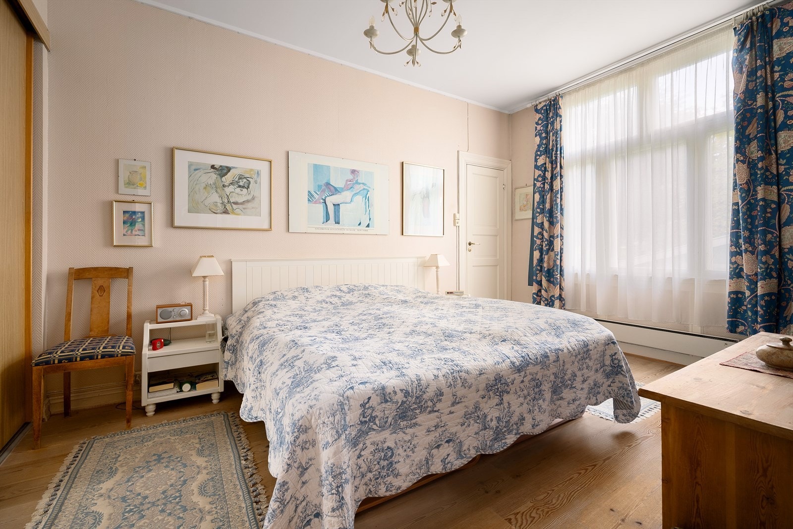 Stort hovedsoverom med en-suite bad Galleribilde