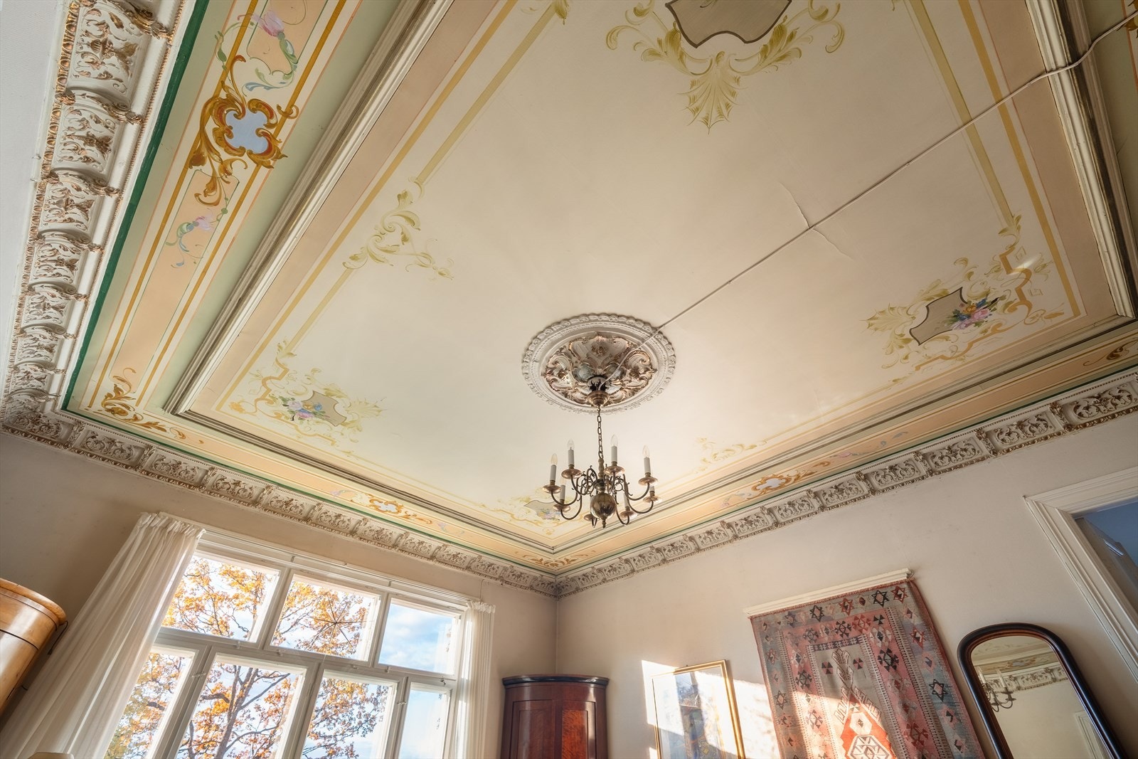 Her får du klassiske detaljer med rosett og stukkatur m.m Galleribilde