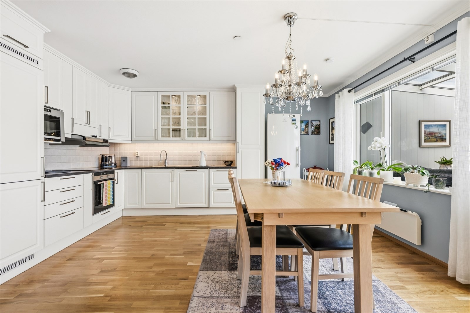 Romslig toppleilighet med en åpen og sosial planløsning mellom stue og kjøkken. Galleribilde
