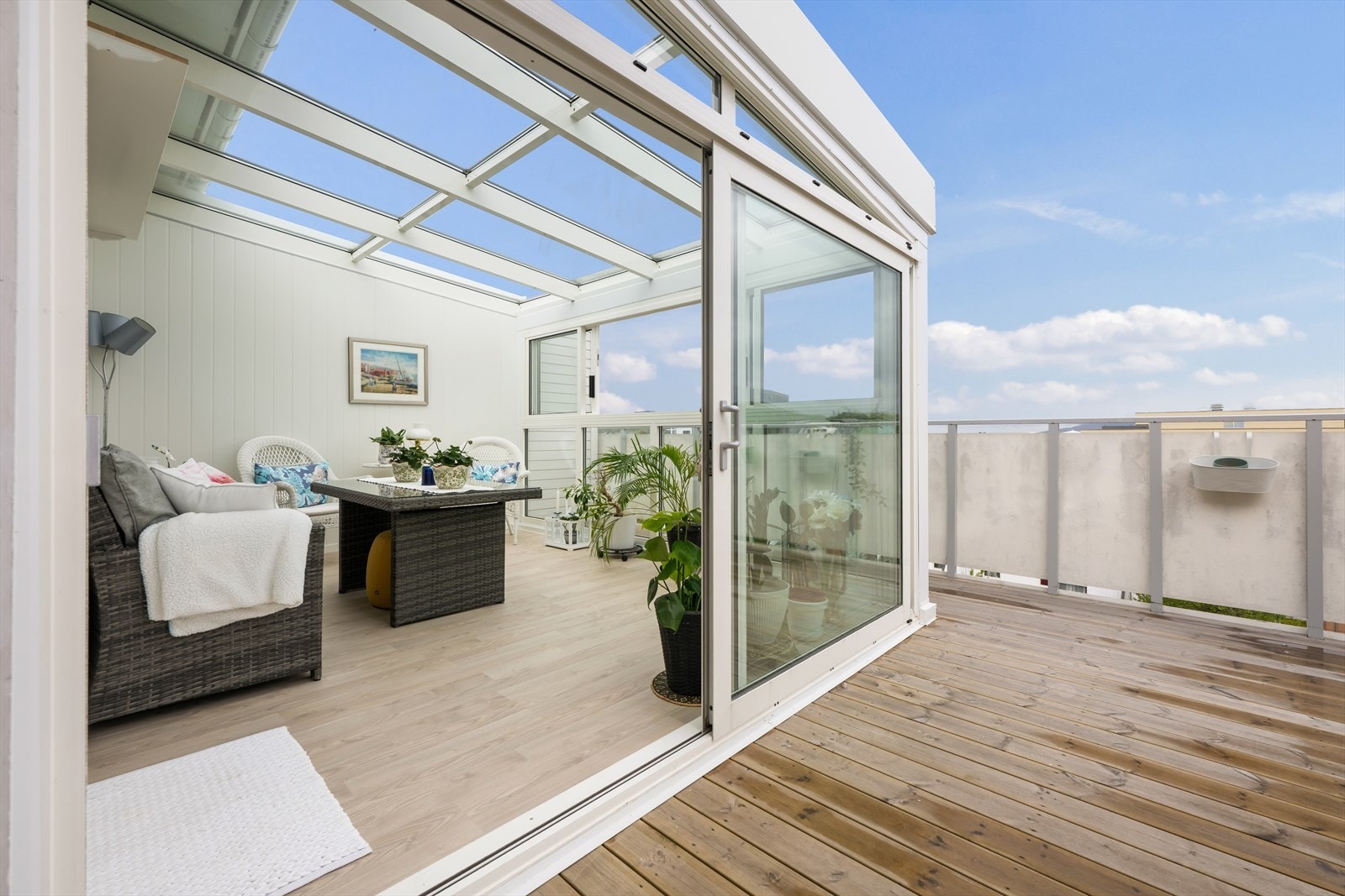 Skyvedøren i aluminium åpner opp og binder balkongen sammen med den store uteplassen. Galleribilde
