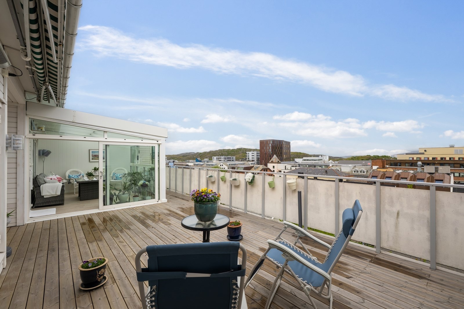 Leiligheten har en stor terrasse og en innglasset balkong som til sammen utgjør et betydelig uteareal. Galleribilde