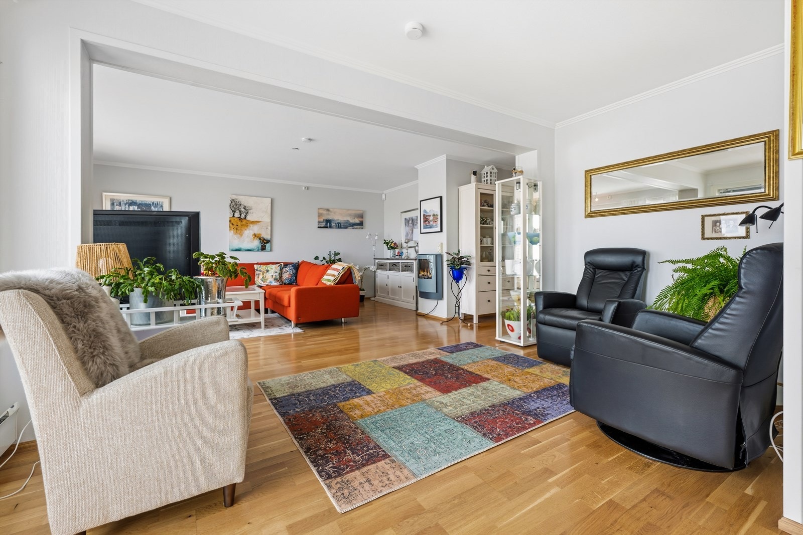 Stuen er romslig og har god plass til flere sittegrupper. Galleribilde
