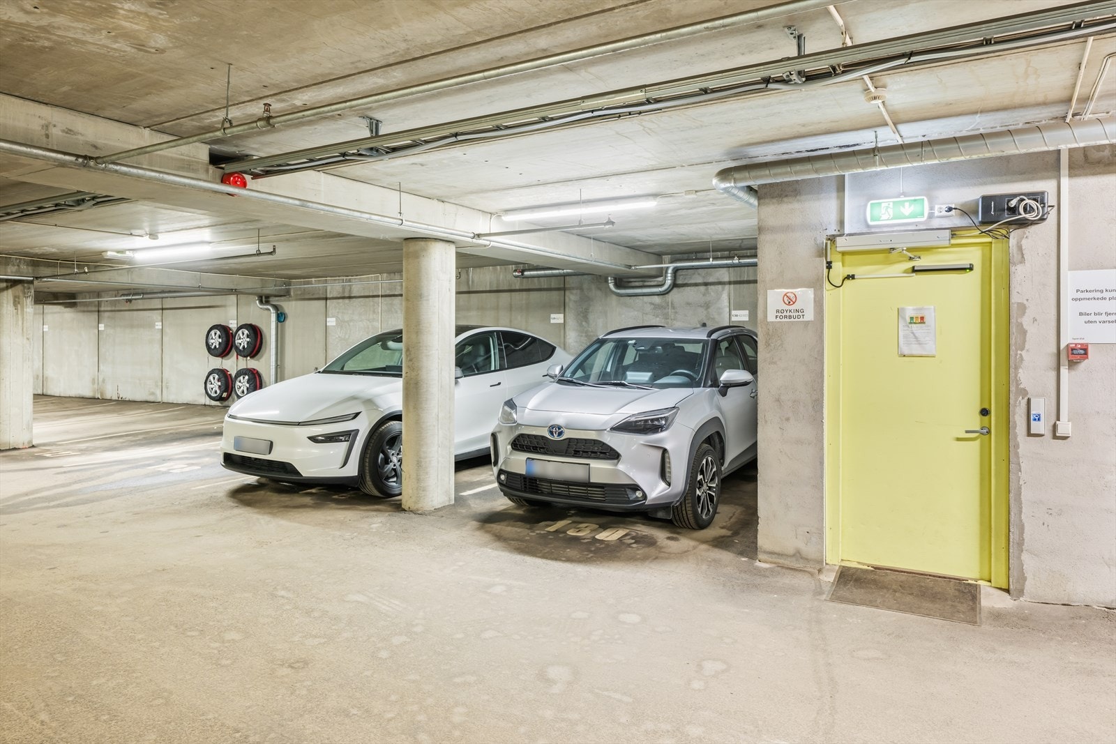 Det medfølger en fast garasjeplass i felles parkeringskjeller. Galleribilde