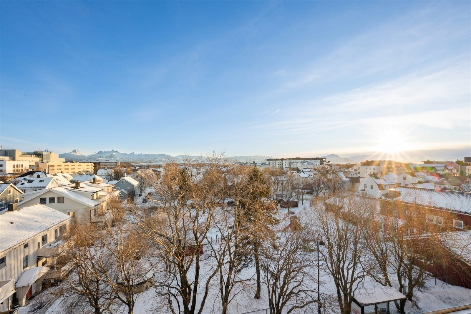 Fra den felles takterrassen er det flott utsikt over Bodø by og fjellene. Galleribilde