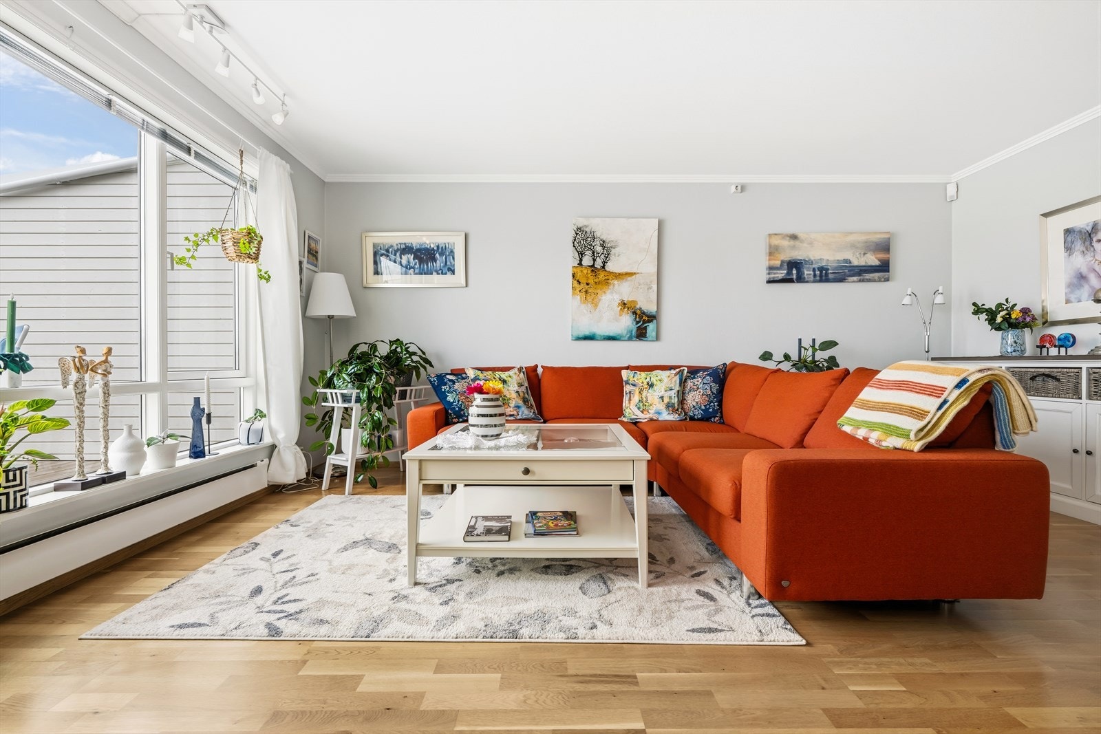 Store vindusflater med 2-lags glass gir godt med naturlig lys til oppholdsrommene. Galleribilde