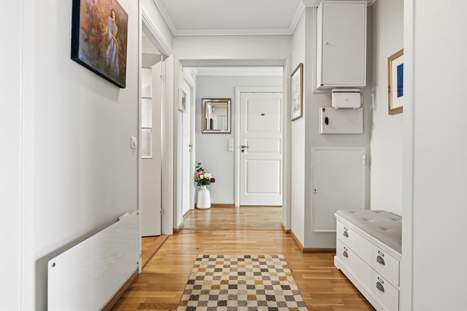 Fra gangen åpner leiligheten seg opp mot de sosiale sonene. Galleribilde