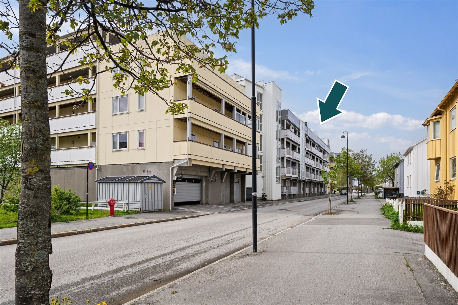 Bygget er fra 2006 og har heis opp til leilighetens etasje. Galleribilde