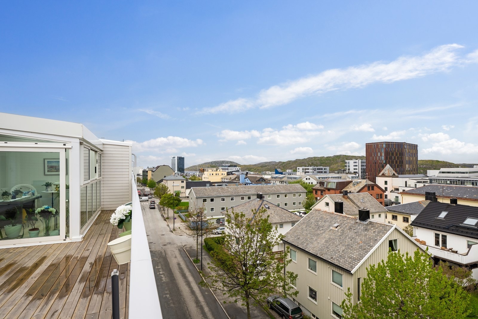Leiligheten har en sentral beliggenhet med gangavstand til det meste Bodø sentrum har å by på. Galleribilde