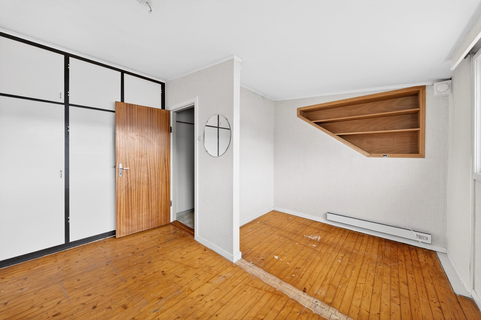Soverom mot vest i 2. etasje med plassbygd garderobe
(Kott tatt inn i soverom - denne delen er ikke bruksendret og omsøkt, kottet er heller ikke godkjent for varig opphold) Galleribilde