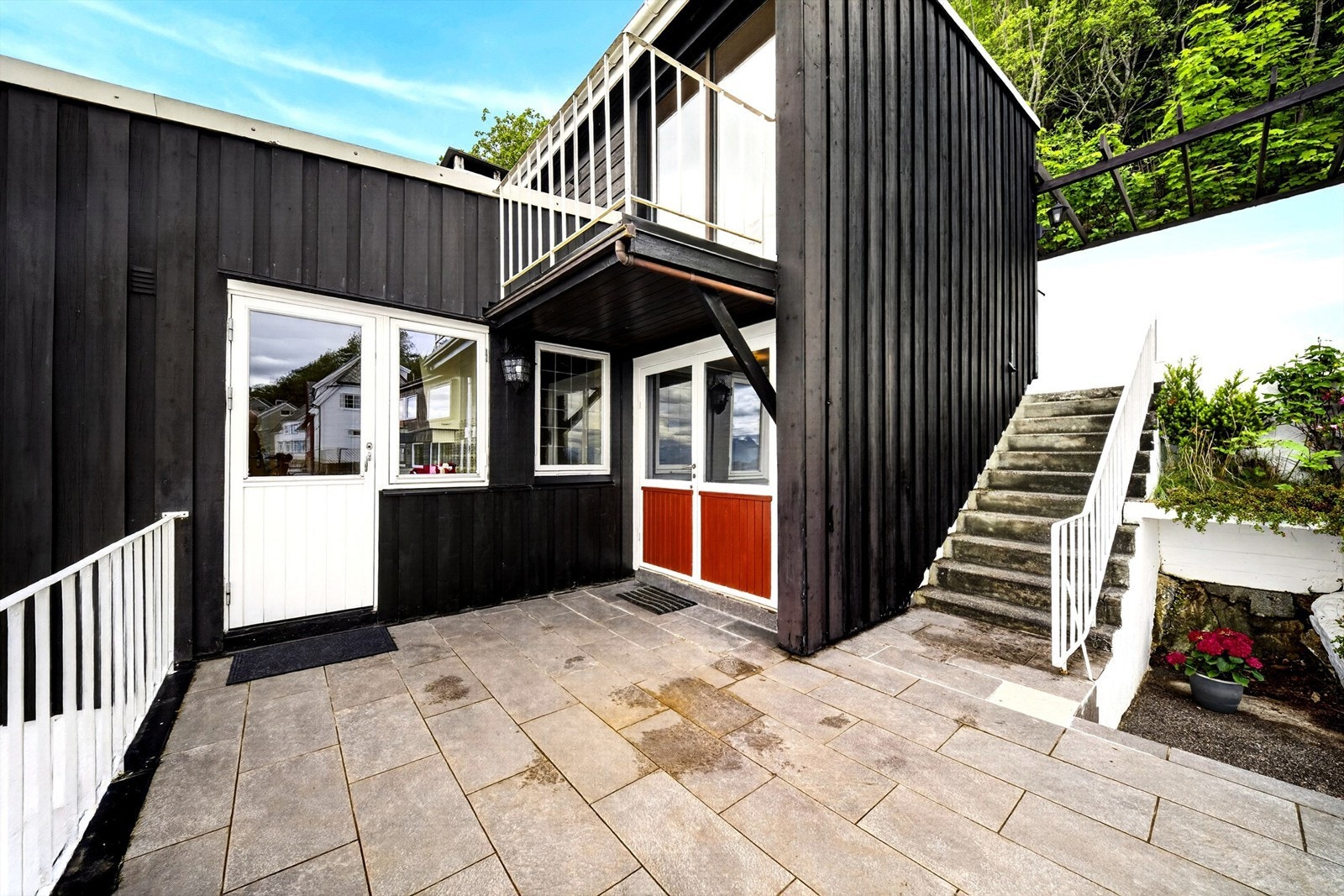 Platting og terrasse mot sydøst i 1. etasje Galleribilde