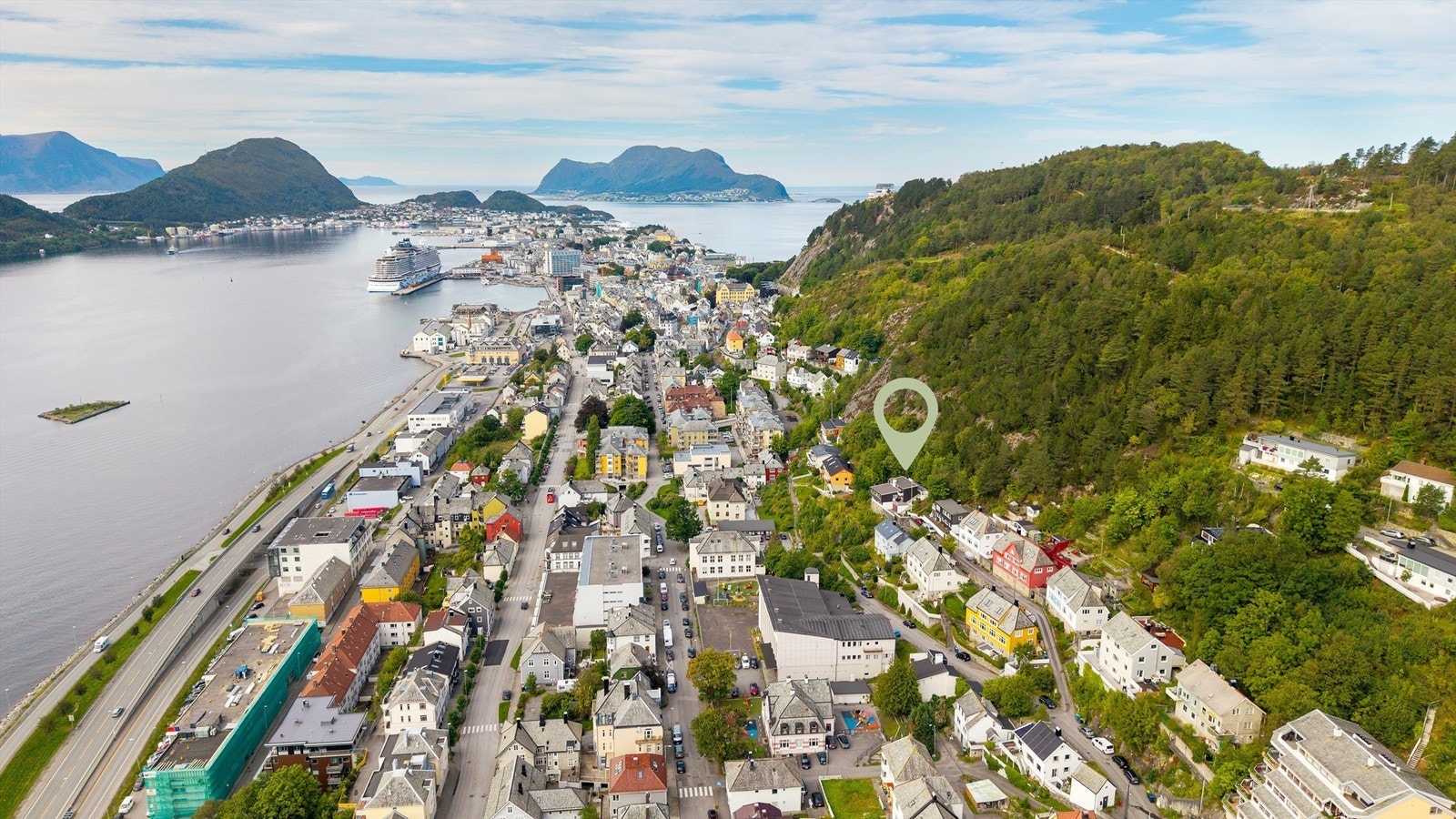 Dronebilde av nærområdet tatt fra øst mot vest Galleribilde