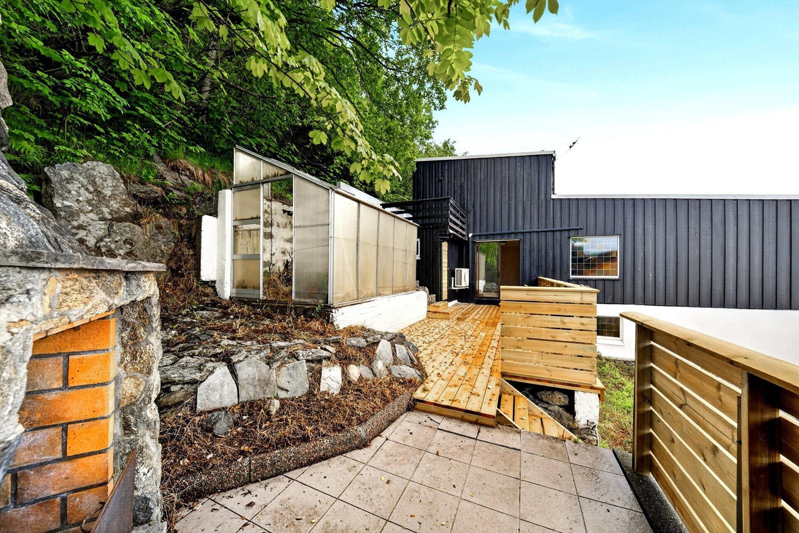 Uteområder mot vest med utepeis, drivhus og terrasse Galleribilde
