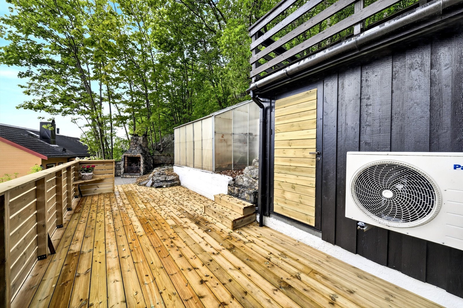 Terrasse og uteplass mot sydvest med drivhus og murt utepeis, og bod Galleribilde